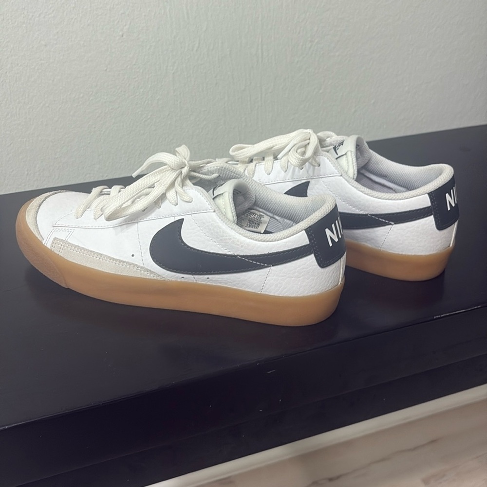 Nike court shoes in great condition/ worn twice!